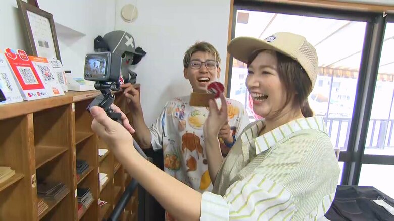 YouTubeフォロワーが10.5万人のReikoMeowさん（右）