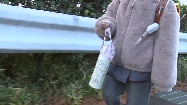 いまや児童の必需品となった水筒　ほとんどの児童が持参していた