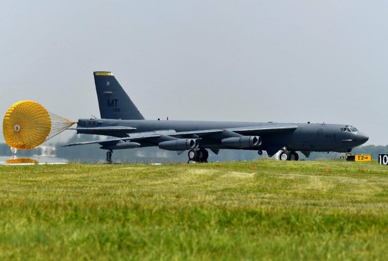 横田基地への緊急着陸でドラッグシュートを開いた米空軍B-52H戦略爆撃機（2023年7月12日）