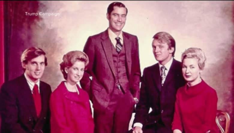 中央：長男フレディー氏（著者メアリー氏の父）アルコール依存症で42歳の若さで亡くなる。向かって右が若きトランプ大統領（画像：アメリカABCより）