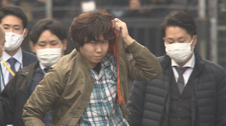 埼玉・吉川署に入るパジャマ姿の岡庭容疑者　2020年11月