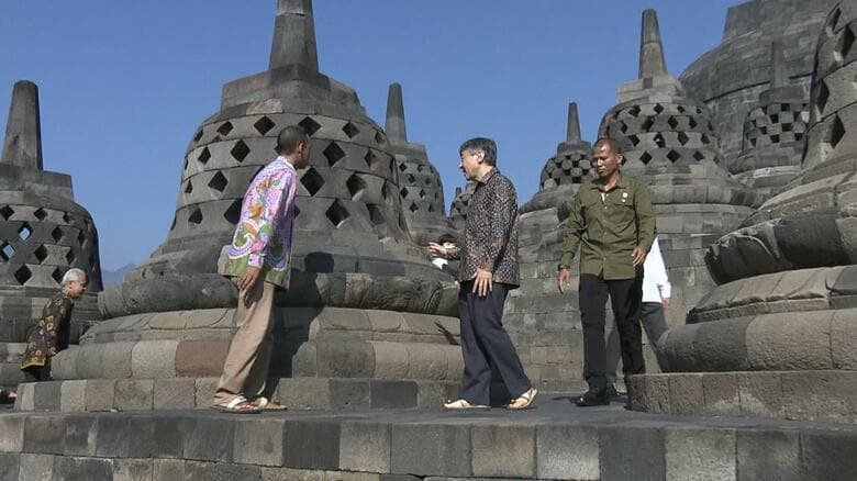 ボロブドゥール寺院ではサンダル履きに