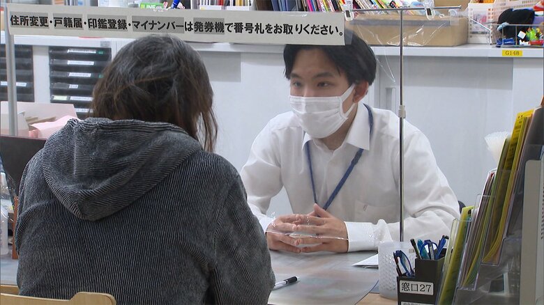 窓口も混雑していた。今日窓口に来た人については、今日の申請として受付けるという 