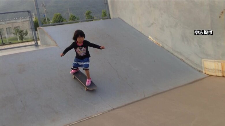 スケートボードをする小さい頃の桑田莉奈さん