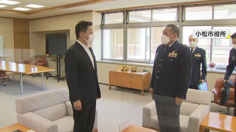 小松市役所に報告に訪れた石引小松基地司令