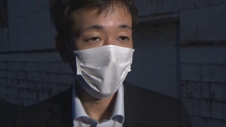 事件翌日、取材に応じる丸山大輔被告