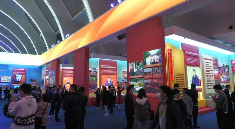 展示館には至る所に習主席の写真があった