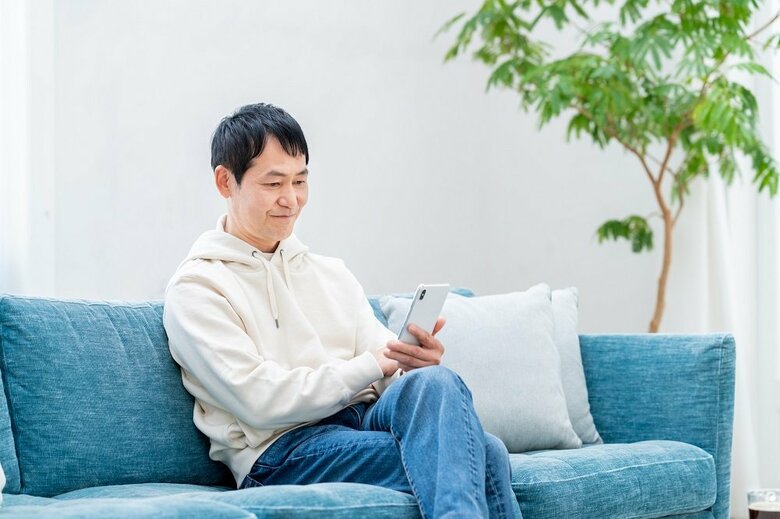 中高年者のインターネットやSNSの利用が年々上昇しているという（イメージ）