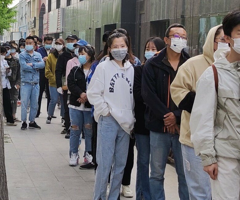 以前はPCR検査を受けるために行列ができていた