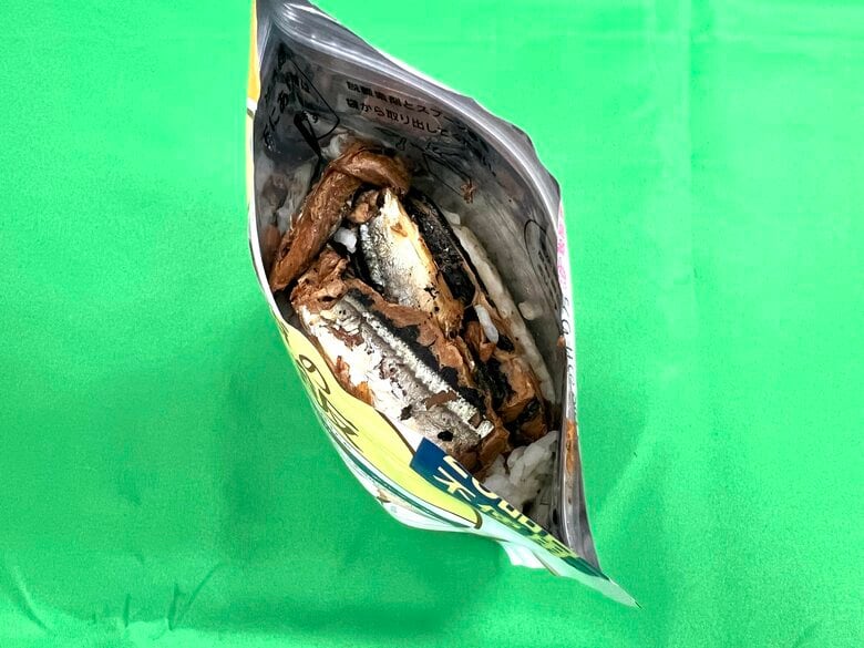 サンマ缶を油ごと入れる（特集班撮影）