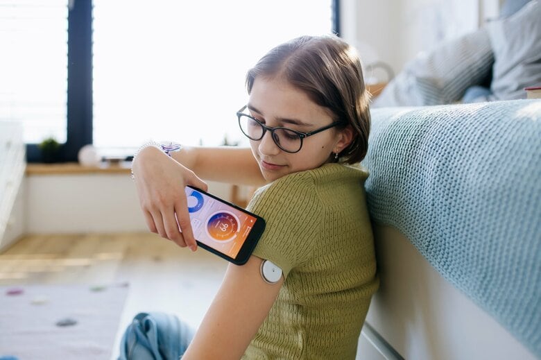 センサーとスマホで血糖値をモニタリングするCGM（イメージ）