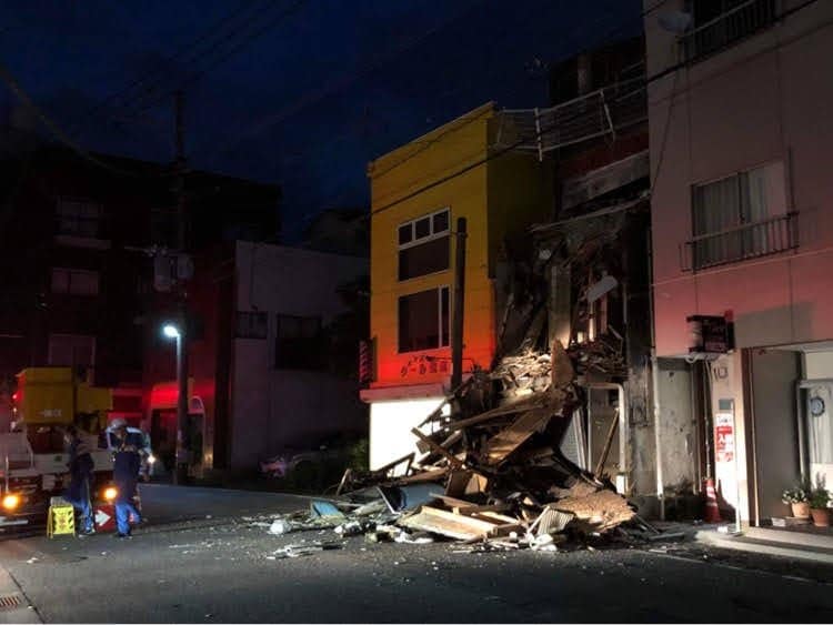 現場近くで24日午前5時ごろ撮影された映像