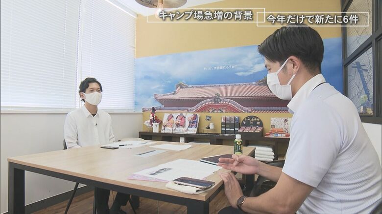 仲座健二さんにインタビューする大城良太アナウンサー