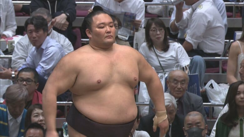 獅司との一番に臨む朝乃山（15日）　画像提供：日本相撲協会