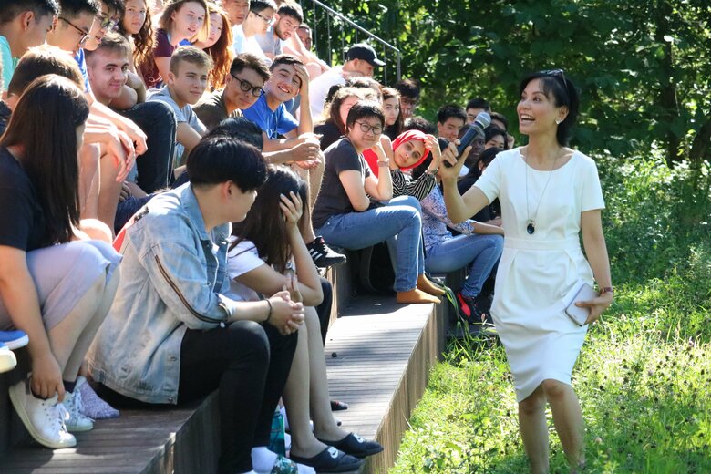 小林りんさん(写真右）は「ユナイテッド・ワールド・カレッジISAKジャパン」を創設した