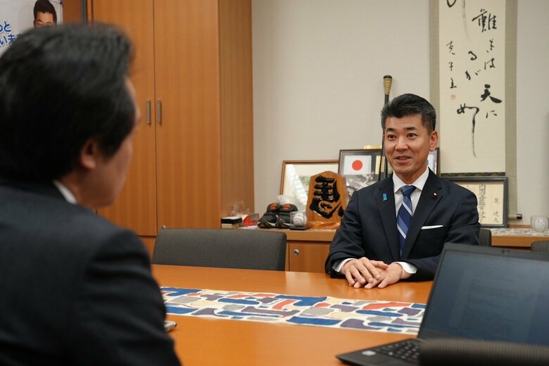 筆者の取材に応じる立憲・泉健太代表