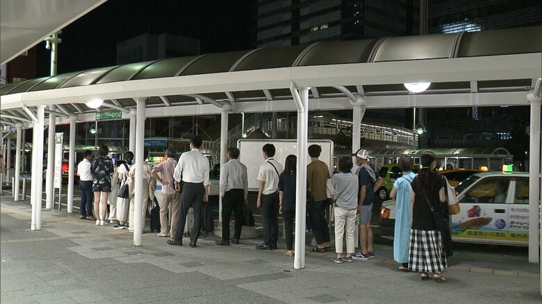 JR静岡駅前でタクシーを待つ人たち