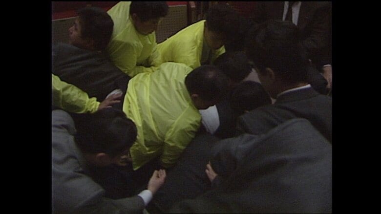 銃撃した男の元には関係者とみられる人が殺到した