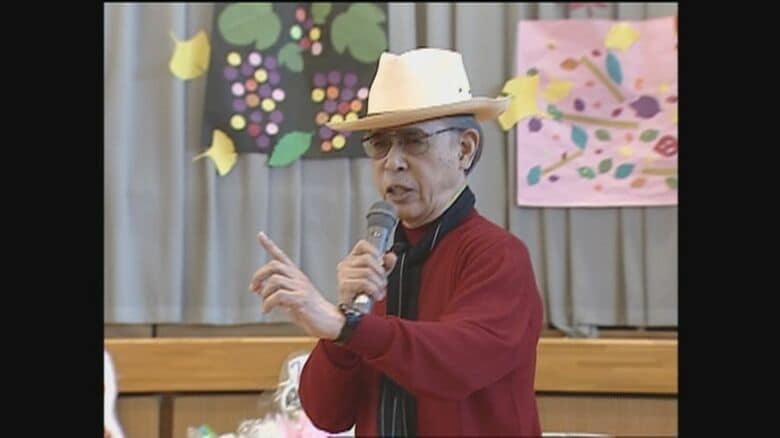 母校・後免野田小学校（高知県南国市）で歌うやなせさん（2003年）