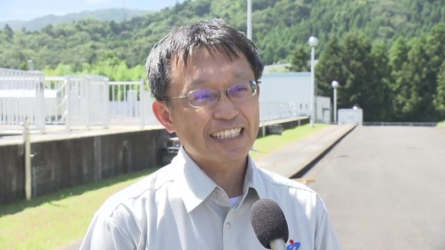相馬地方広域水道企業団の鈴木さん　アスファルトが熱せられ地熱が