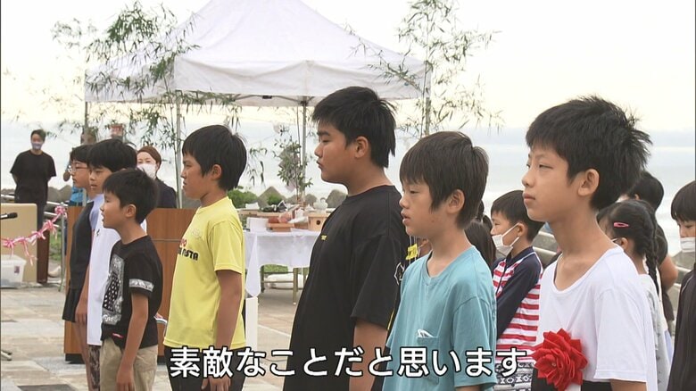 地元の児童が12年ぶりの海開きをお祝い