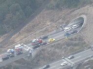 ほぼ同時刻に同じトンネルの3か所で…新東名高速で車計12台が絡む事故 子供2人を含む家族4人を搬送