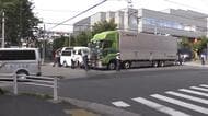 交差点で3台絡む事故　トラック2台に病院関係の車挟まれたか　男性3人がケガ　命に別状なし　東京・江戸川区