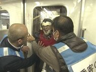 走行中の地下鉄車内で刃物持った不審者を想定した訓練 車両の連結部分に男を閉じ込め制圧する流れを確認