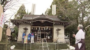 特大の破魔矢を設置~神社で新年の準備着々