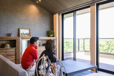 両親が遺した土地に移住 大きな勾配天井の家が叶える我慢しない暮らし