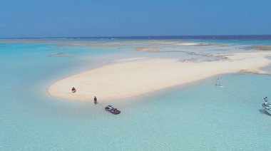 2万匹のホタル乱舞や船が宙に浮く幻のビーチ…コロナで自粛の今年は見られない夏の絶景を紹介