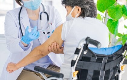 「ワクチンいつ接種したかな」高齢者の困りごとを解消するワクチン接種アプリとは