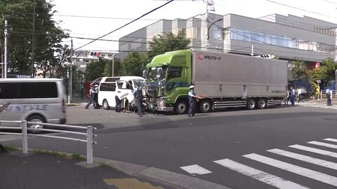 交差点で3台絡む事故　トラック2台に病院関係の車挟まれたか　男性3人がケガ　命に別状なし　東京・江戸川区