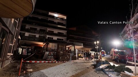 スイス南部のスキーリゾートで大規模火災　約40人死亡、110人以上が負傷