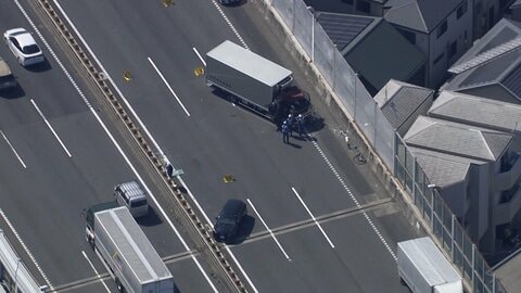 東名高速でトラックなど3台絡む事故　男女5人が重軽傷　上り線の川崎IC～東京IC間が一時通行止め　川崎市