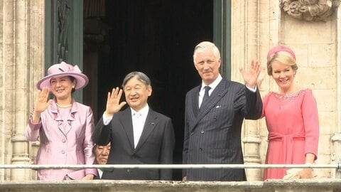 天皇皇后両陛下ブリュッセル市庁舎へ　バルコニーから手を振る　子どもとも交流