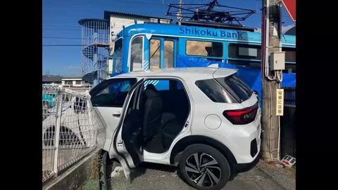 高知市で路面電車と車が衝突　けが人なし