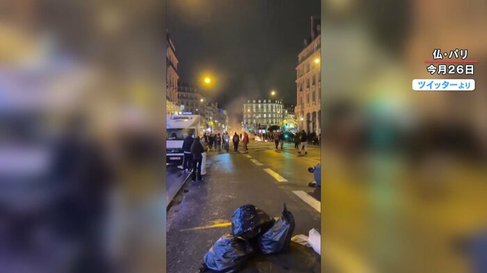 ゴミが散乱し、炎が上がる(3月26日 フランス・パリ)