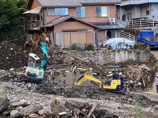 重機が入る被災現場。猛暑の中捜索と復旧活動が続く
