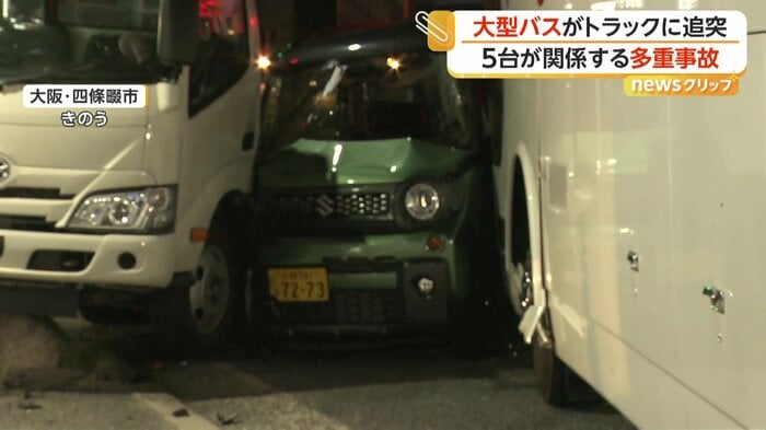 大型バスとトラックの間に挟まれていた乗用車