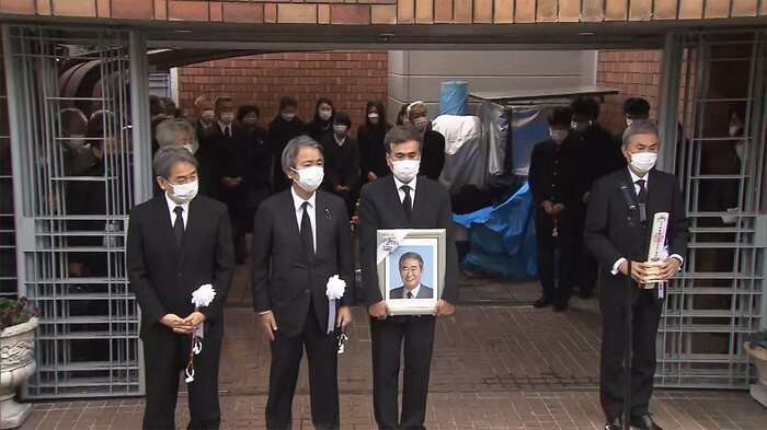 故人を納めた棺は、4人の息子らの手で運び出された(午後3時すぎ 東京・大田区)