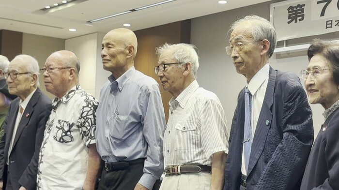 事務局長を退任した木戸季市さん(右から3番目)