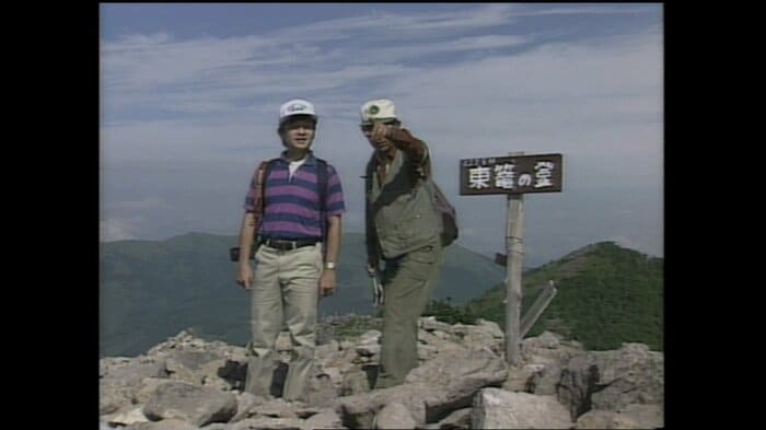 頂上から景色を見渡される皇太子さま