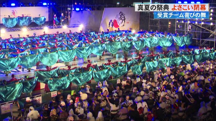 「TACYONに光を!」の声と共に観客がペンライトを掲げる
