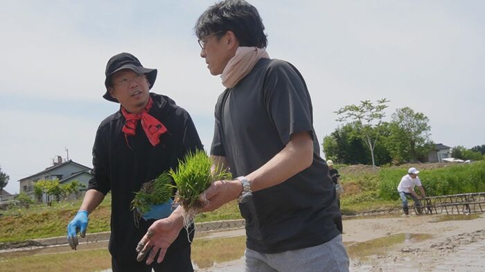 田植えで地域の人と交流
