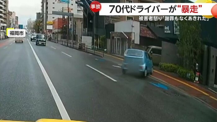 青い軽自動車が歩道へ突っ込む瞬間(視聴者提供)