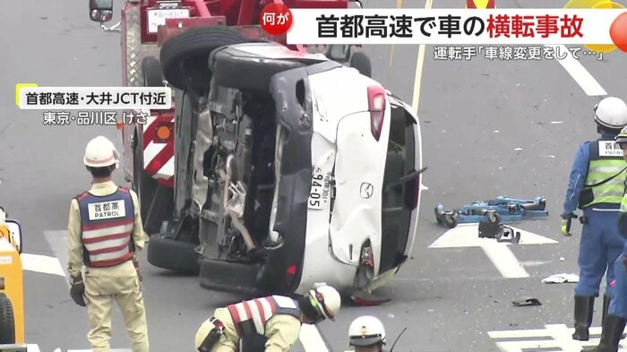 ボロボロの状態で横たわる車