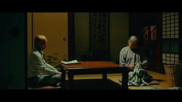 外で聞かれていることを知らずに話すおじいさんたち