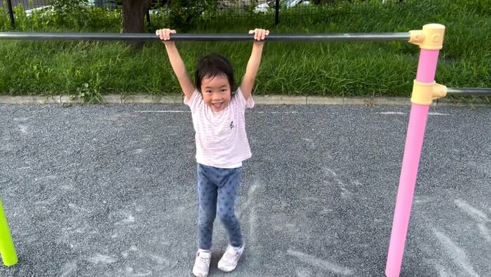 鉄棒はしっかり足が地面につくけれど…
