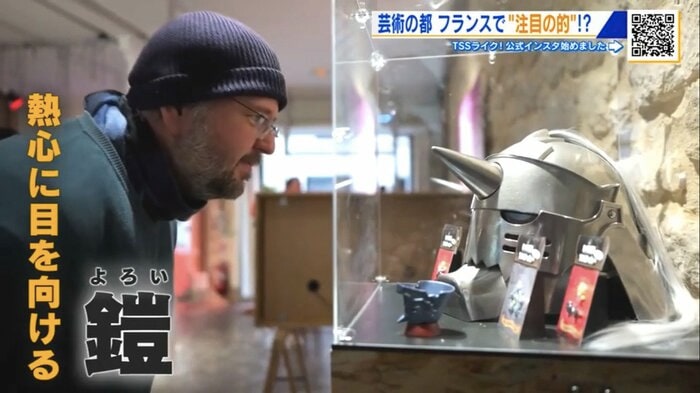 「鋼の鎧」に熱心に目を向ける来場者